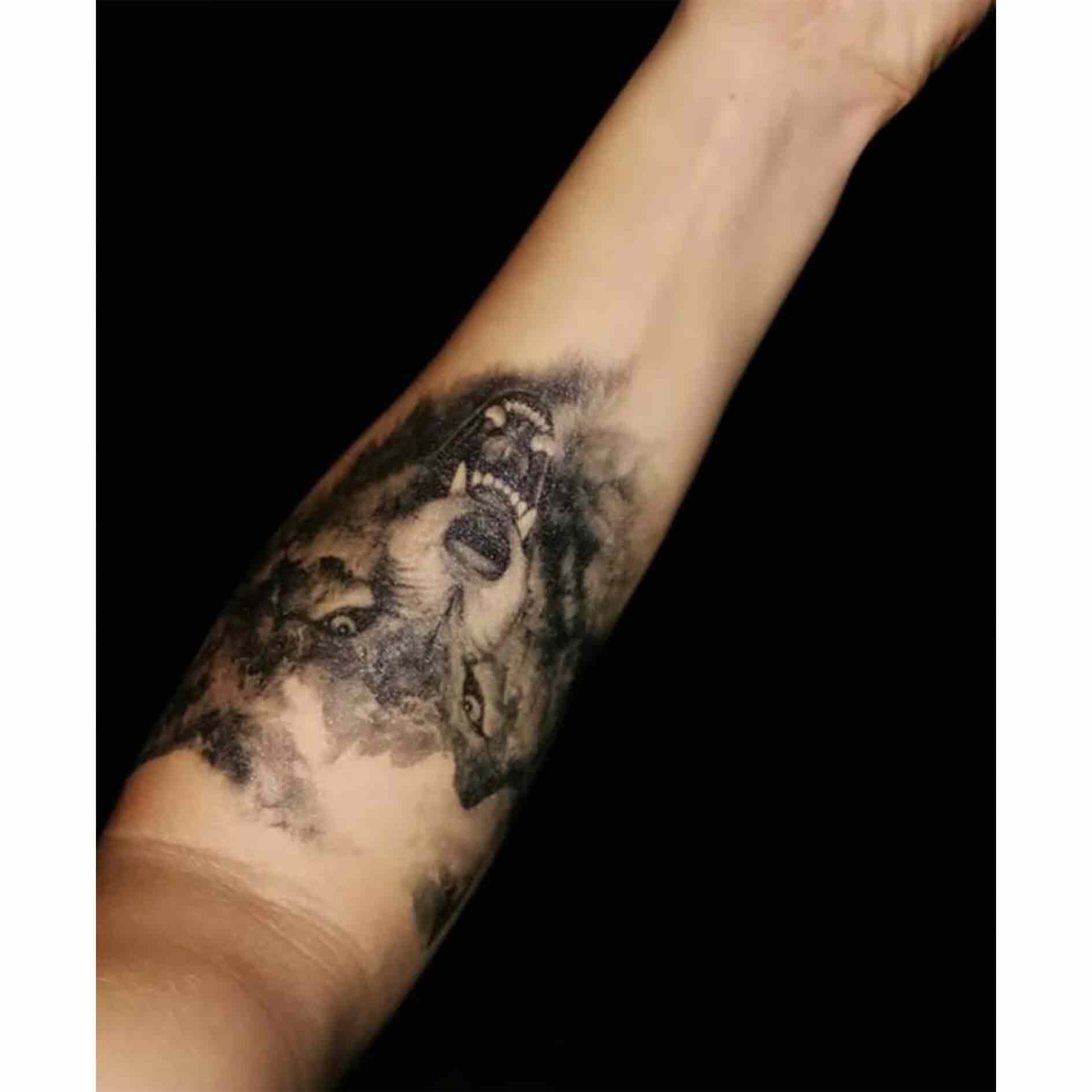 my sean and daniel wolves tattoo!! (still healing) : r/LifeisStrange2